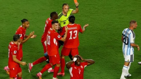 UEFA limita el VAR y no revisará simulaciones bajo el criterio de confusión de identidad