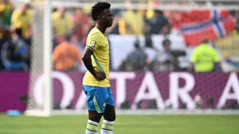 Vinicius Jr. rompe el silencio y pide perdón tras la eliminación de Brasil en octavos
