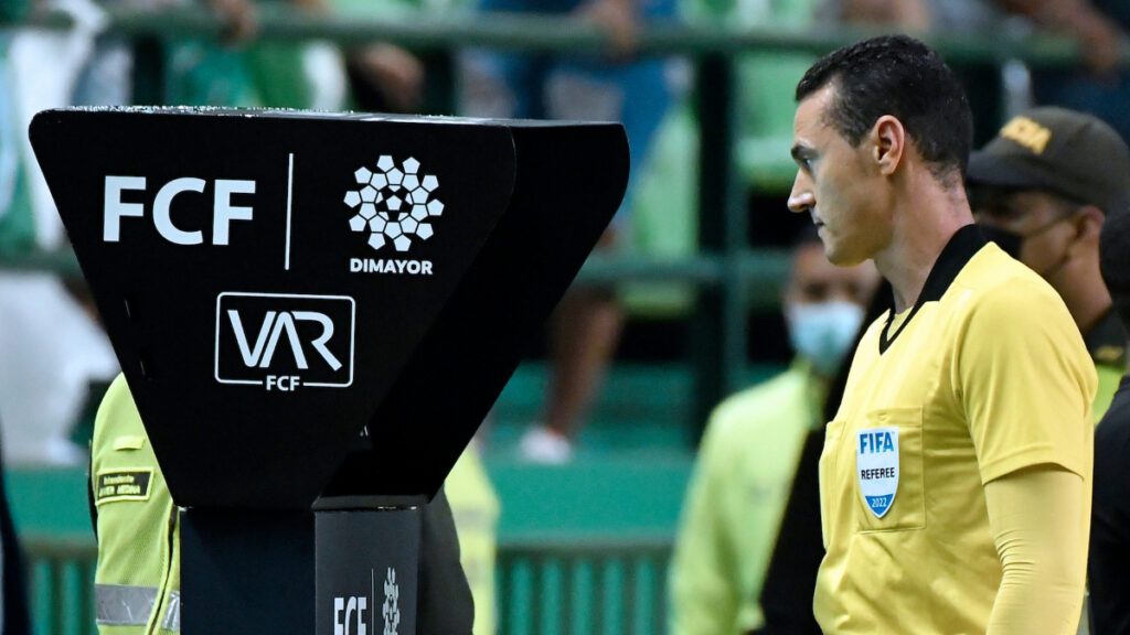 Wílmar Roldán revisa la pantalla VAR. - Vizzor Image.