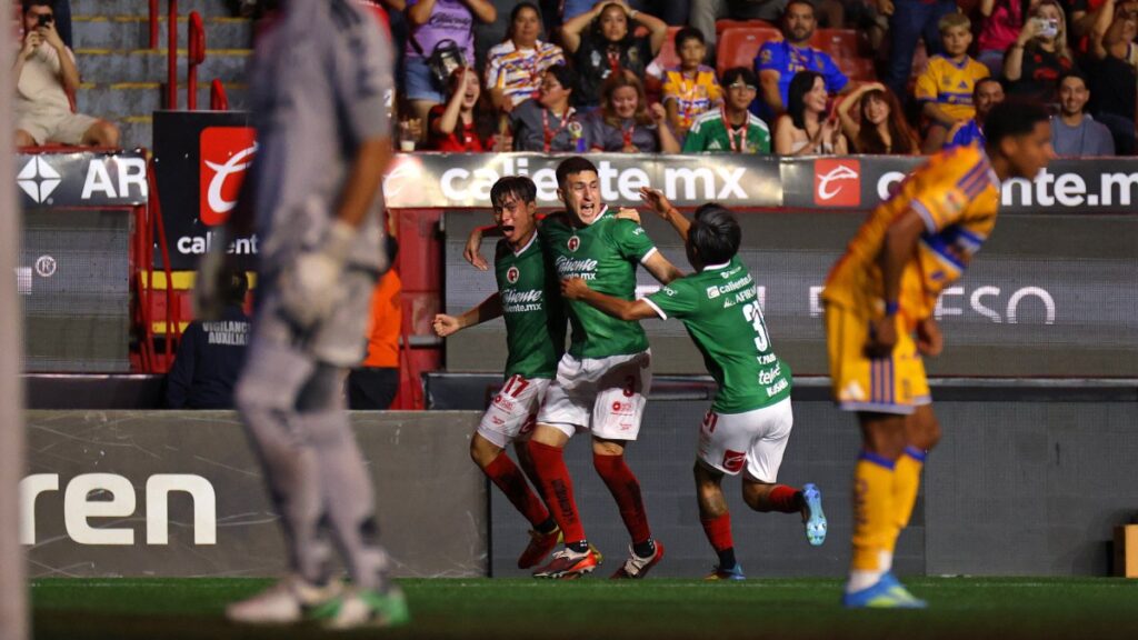 Jugadores de Xolos de Tijuana en festejo de gol