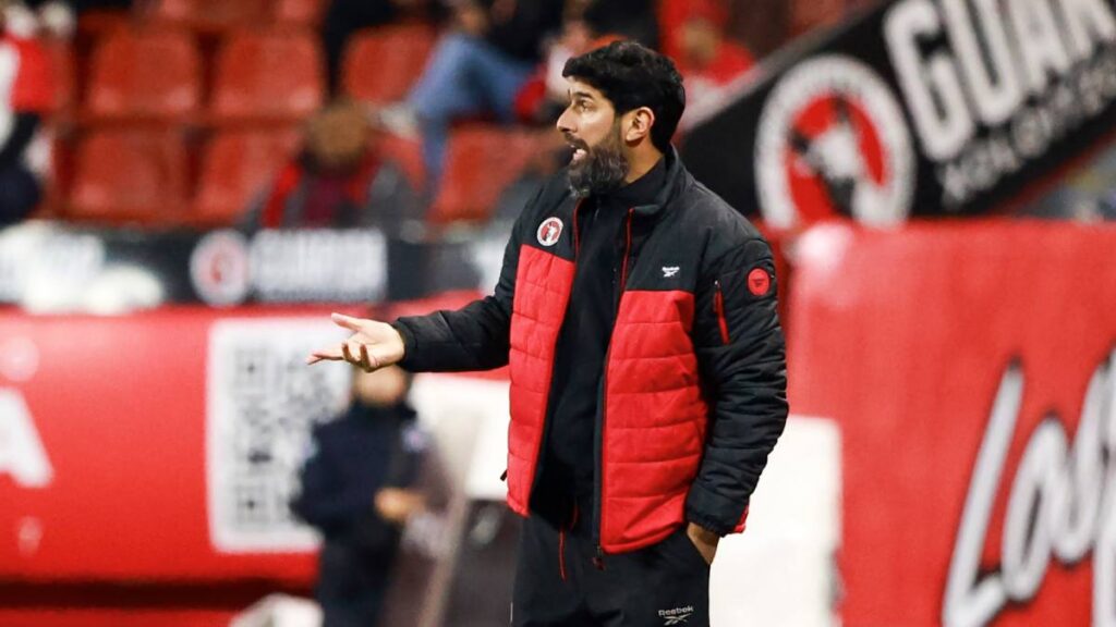 Xolos rinden homenaje a Gilberto Mora y Abreu celebra el triunfo ante Tigres.