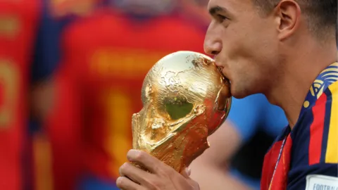 La estricta regla de la FIFA: quiénes tienen permiso para tocar el trofeo del Mundial