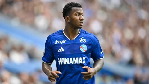 Del penal a los 90 minutos: Jeyland Mitchell debuta con el Racing de Estrasburgo