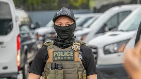 Coach venezolano de los San Diego Padres detenido por agentes de ICE cuando visitaba a su familia