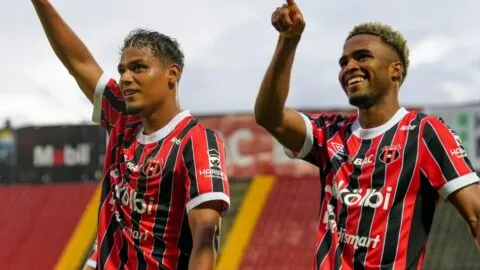 Alajuelense remonta con uno menos ante Puntarenas y mete presión en la cima