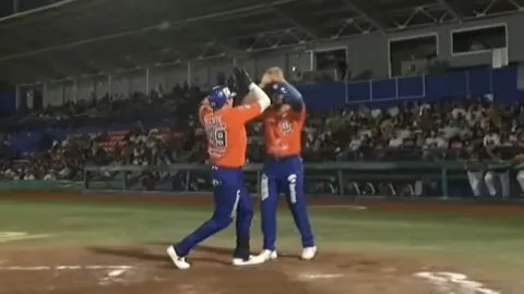 Algodoneros despierta con tres jonrones y vence a Rieleros en duelo directo por playoffs