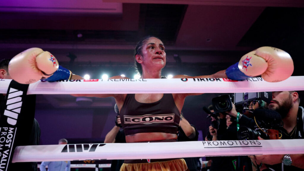 La puertorriqueña Amanda Serrano consiguió el triunfo número 50 de su carrera profesional al superar a la argentina Lucrecia Manzur.