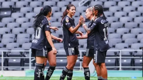 América Femenil arma la fiesta en su regreso al Azteca y aplasta a Cruz Azul