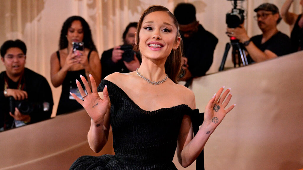 Ariana Grande en los Golden Globe Awards