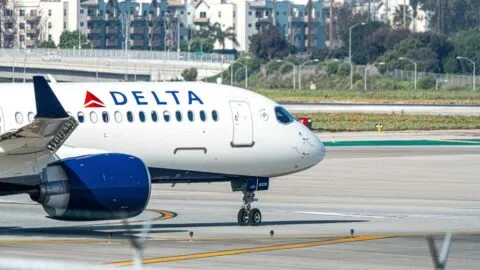 Vuelo de Delta aterriza de emergencia en Detroit por inédita orden del capitán: "Tengo que ir al hospital"