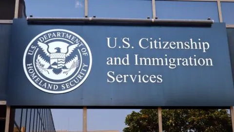 ¿Cómo solicitar correctamente beneficios de inmigración en USCIS y no ser rechazado a la primera?