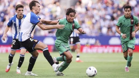 ¿Quién es y cómo juega Carlos Álvarez, el centrocampista español que interesaría al América?