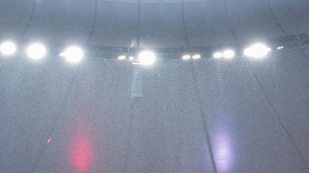 Chivas vs Tijuana, el partido se retrasa por lluvia