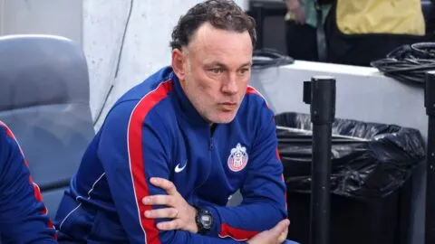 Chivas deja escapar el punto extra y Milito advierte: “Quedan dos finales”