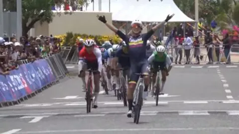 El colombiano Nicolás Gómez gana el oro en ciclismo de ruta; el mexicano César Macías acaricia el podio