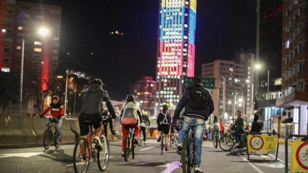 Ciclovía nocturna en Bogotá.