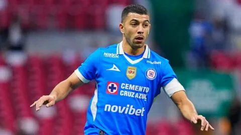 Erik Lira pone freno a la oferta del Al Jazira: Europa o Cruz Azul, las opciones del capitán