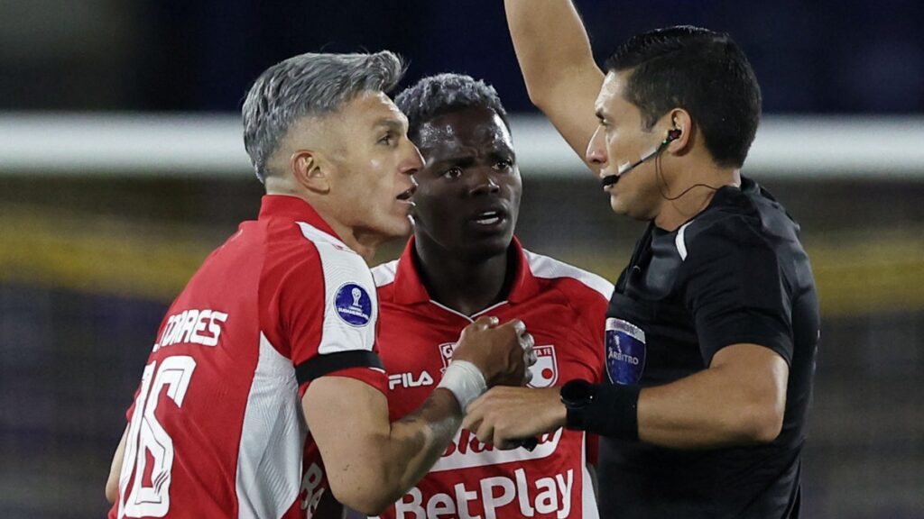 Daniel Torres en el partido ante River Plate.