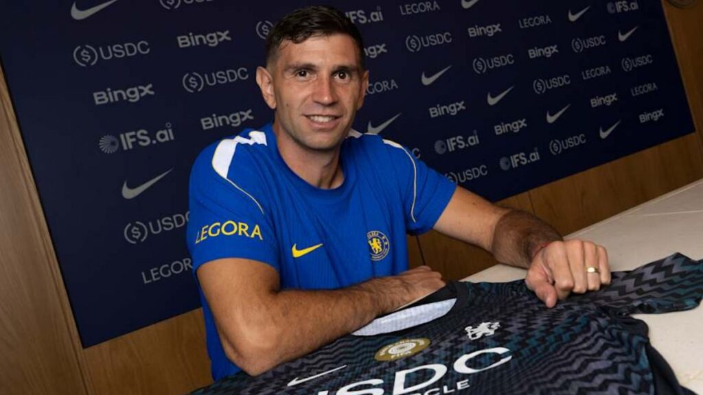 Dibu Martínez es nuevo jugador del Chelsea a partir de la temporada 2026-27