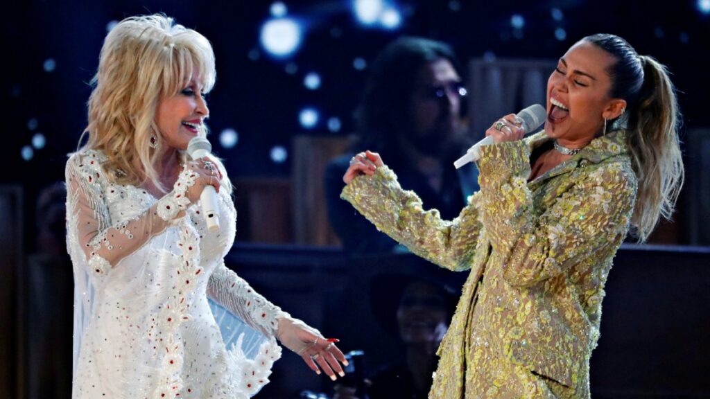 Cirys cantó en diversas ocasiones con Parton en eventos internacionales importantes de la música