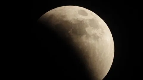 Eclipse lunar de 27 y 28 de agosto: cómo verlo desde EE.UU. y qué significa para ti