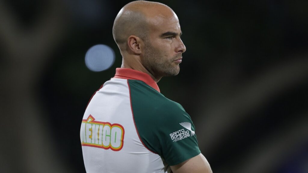 Eduardo Arce en el partido de México vs Venezuela