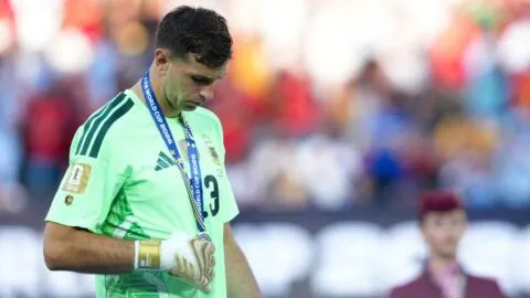 Se cae fichaje del Dibu Martínez a Juventus y Aston Villa le trae competencia con Suzuki
