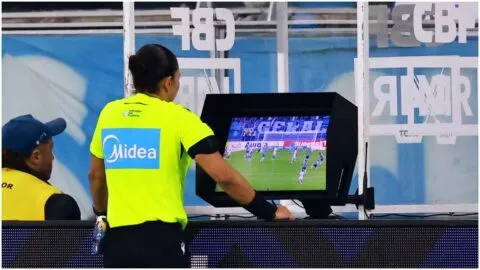 El jefe de árbitros de UEFA aclara que el VAR no es para jugadas microscópicas: “Es fútbol, no la PlayStation”