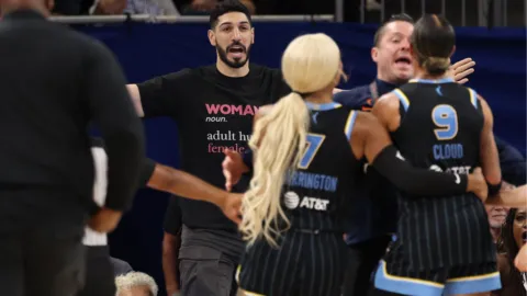 Enes Kanter Freedom fue expulsado de un partido de la WNBA tras un altercado verbal con la jugadora Natasha Cloud