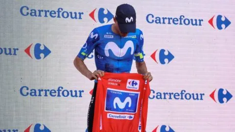 El detalle de Enric Mas con Pogacar después de heredar el maillot rojo en La Vuelta a España