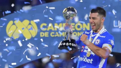 Erik Lira revela cómo quiere ser recordado en Cruz Azul: “Como el capitán que levantó la décima”