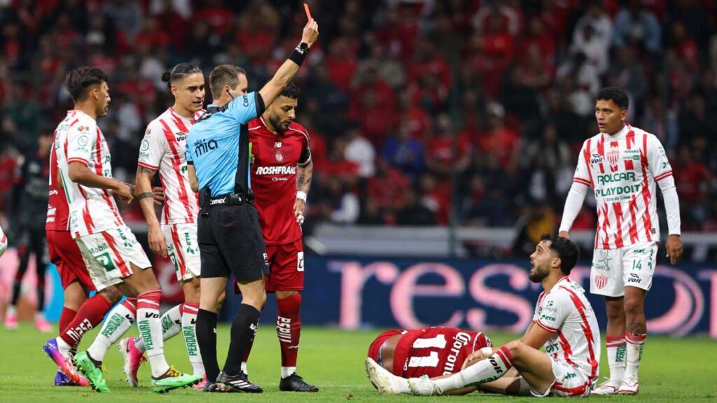 Polémica en el Toluca-Necaxa: Agustín Oliveros se va expulsado, pero también termina lesionado