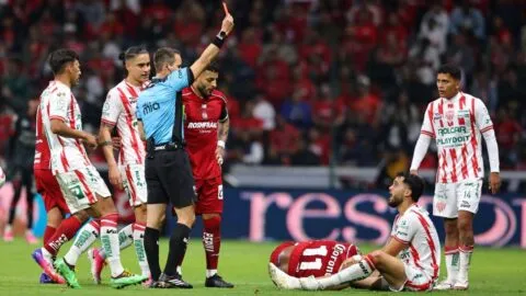 Polémica en el Toluca-Necaxa: Agustín Oliveros se va expulsado, pero también termina lesionado