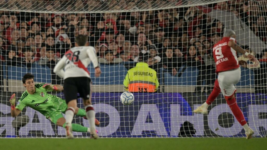 Fagúndez anotando su penal ante River Plate