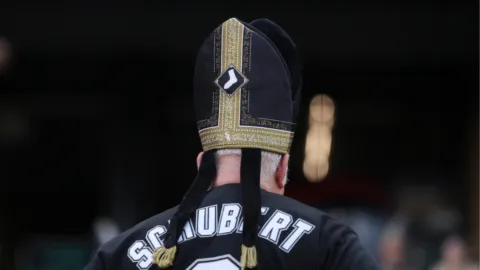 White Sox rindieron homenaje al Papa León XIV con 40,000 gorros ante la mayor multitud de la temporada