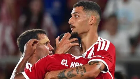 Olympiacos vence al Atromitos en la bienvenida de Armando 'Hormiga' González