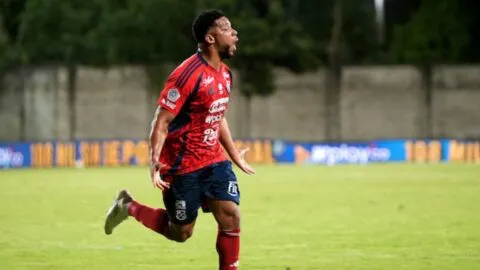 Frank Fabra enciende las alarmas en el DIM: fue llevado a una clínica tras fuerte golpe en la cabeza