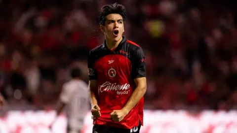 Gilberto Mora asegura que aprendió de Raúl Jiménez para cobrar sus penales
