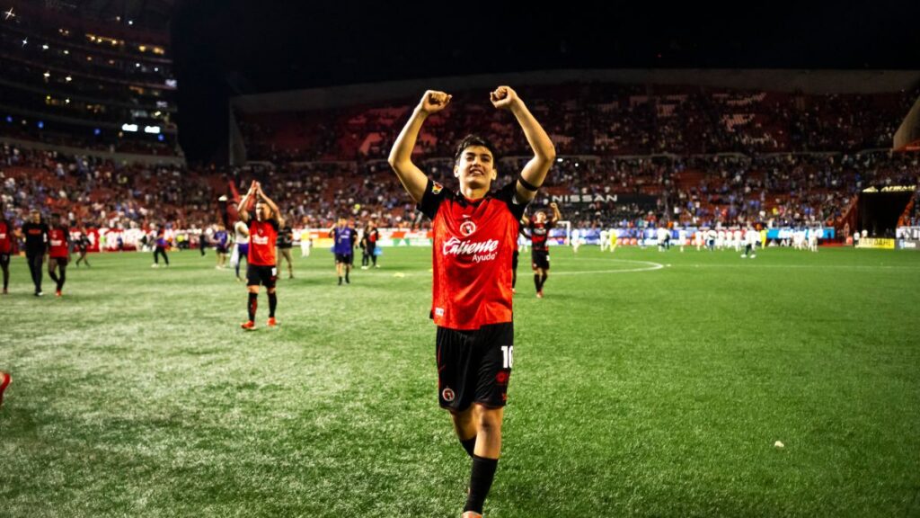 Gil Mora 'copia' estilo de Diego Maradona