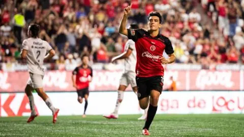 Gilberto Mora firma una noche redonda y hunde a Pumas con doblete en Tijuana