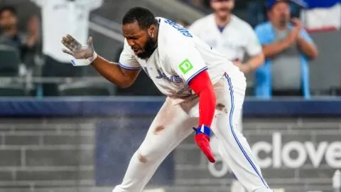 Vladimir Guerrero Jr. entra al protocolo por conmoción tras choque 