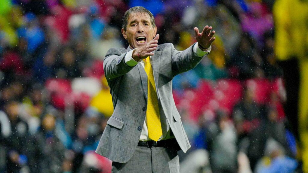 Guillermo Almada en partido del América