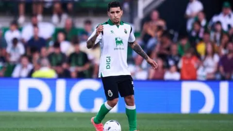 Hinchas del Racing de Santander le piden a Gustavo Puerta que no se vaya