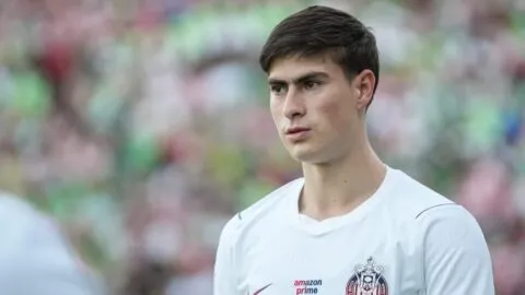 ¿Hormiga a Grecia? Chivas y Armando González viven realidades opuestas por el fichaje con Olympiacos