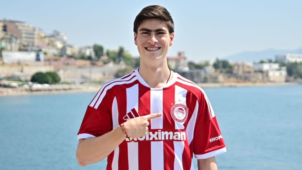 Armando González con la camiseta del Olympiacos
