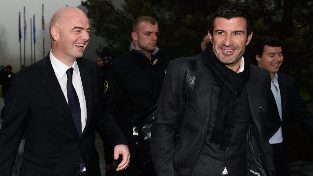 Luis Figo le da la espalda a Gianni Infantino