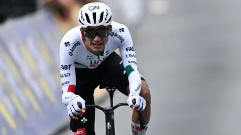 Isaac del Toro finaliza segundo la etapa 1 de la Vuelta a Alemania 2026; Louis Barré toma el liderato general