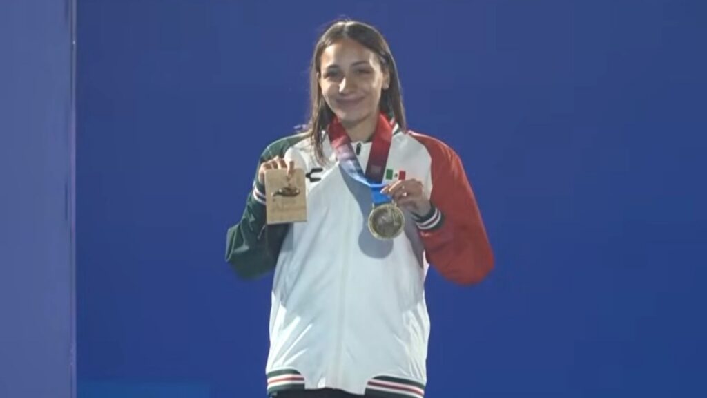 Itzamary González con la medalla de oro