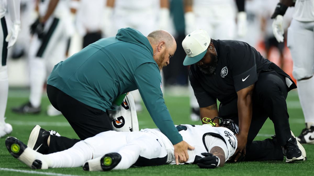 Philadelphia Eagles RB Ja'Quinden Jackson Hospitalized After Scary Injury vs. Patriots