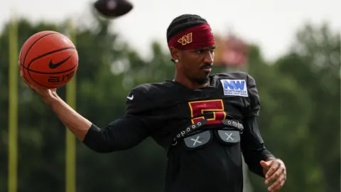 Jayden Daniels demuestra estar listo tras práctica contra los Dolphins